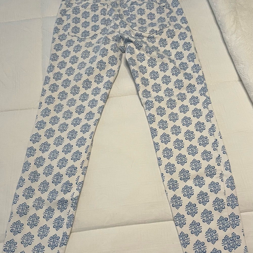 Vineyard Vines Blue and White Patterned jeans. Ankle length.